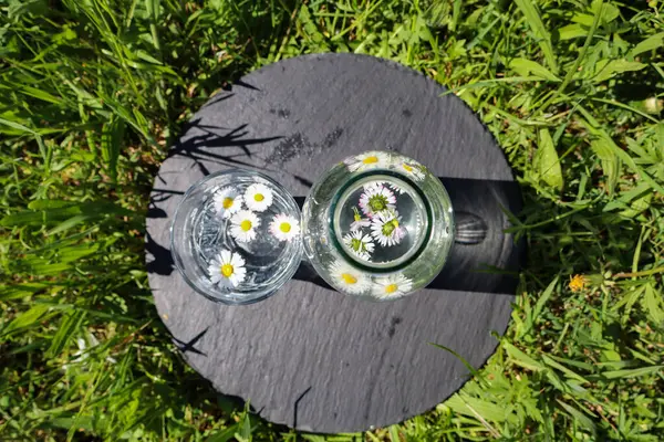 Çiçekli bir bardak su.