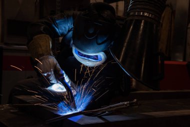 Kaynak makinesi araba fabrikasında metal parçası, kaynakçılık, kaynakçılık, kaynakçılık..