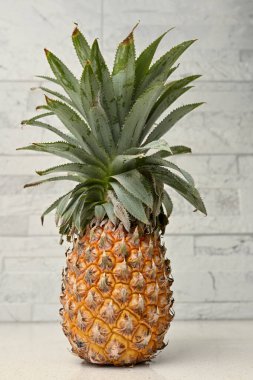 Lokanta tezgahında, Bokeh arka planında, ananaslarda ayakta duran koca bir ananas..