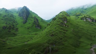 Serene Zümrüt Dağı Gölü Mavi Gök Altında Dramatik Yeşil Kaya oluşumu Yansıtıcı Sular, Vahşi Doğayı Koruma ve Alp Manzarası Fotoğrafları