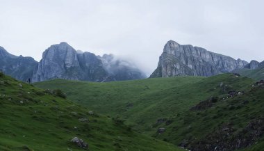 Serene Zümrüt Dağı Gölü Mavi Gök Altında Dramatik Yeşil Kaya oluşumu Yansıtıcı Sular, Vahşi Doğayı Koruma ve Alp Manzarası Fotoğrafları