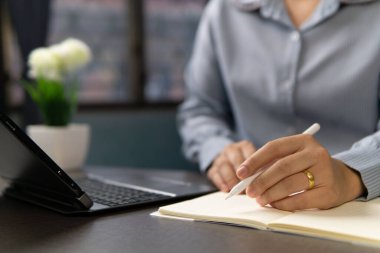 Ofiste oturup muhasebe işleri yapmak, işi genişletme planları yapmak..