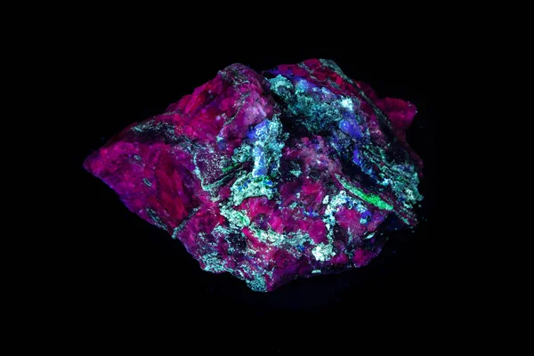 紫外線 光下での蛍光鉱物試料は 明るく多様な色を示しています 方解石 遺言状 アラゴナイトを含む アリゾナのパープル パッション鉱山から 黒の背景 — ストック写真