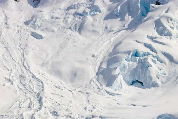 Snow Covered Mountain Slope Antarctic Peninsula Rocks Exposed Snowy Slope — Stok fotoğraf