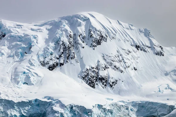 Snow Covered Mountain Peak Antarctic Peninsula Rocks Exposed Snowy Slope — Foto Stock