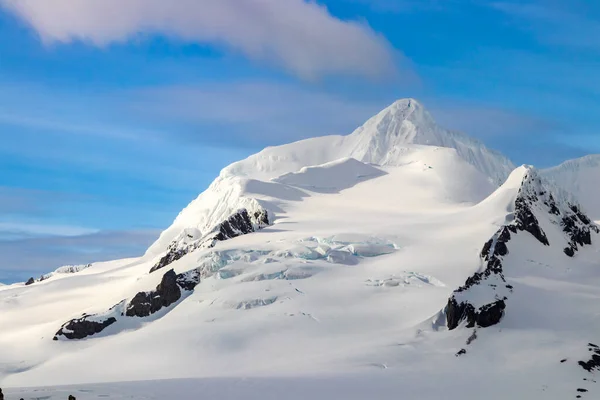 Snow Covered Mountain Peak Early Morning Antarctic Peninsula Rocks Exposed — Foto Stock