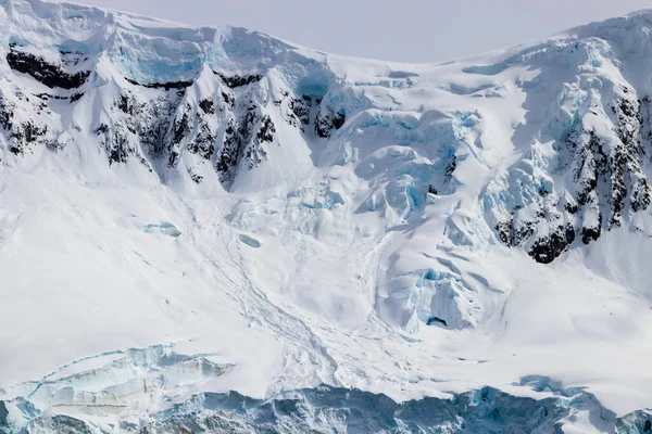 Snow Covered Mountain Ridge Antarctic Peninsula Rocks Exposed Snowy Slope — стокове фото