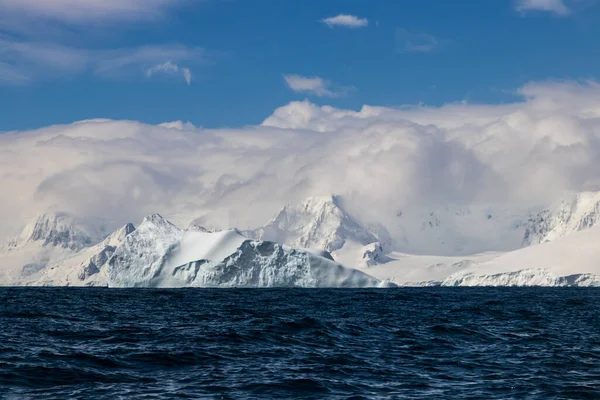 Παραθαλάσσια Άποψη Της Ακτογραμμής Της Ανταρκτικής Χερσονήσου Βουνά Χιόνι Και — Φωτογραφία Αρχείου