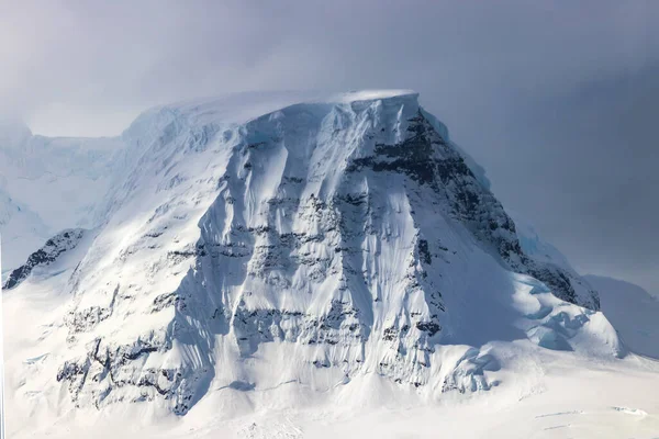 Alto Pico Montaña Península Antártica Pendientes Empinadas Cubiertas Nieve Rocas — Foto de Stock
