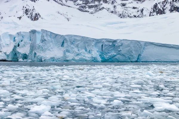 Μπλε Σχηματισμός Πάγου Εκτεθειμένος Στην Ανταρκτική Χερσόνησο Υπερκείμενη Στρώση Χιονιού — Φωτογραφία Αρχείου
