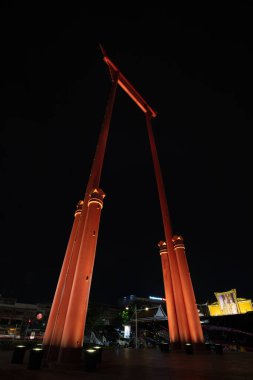 Bangkok 'taki dev salıncak, Wat Suthat yakınlarında. Gece manzarası yukarı bakıyor. 