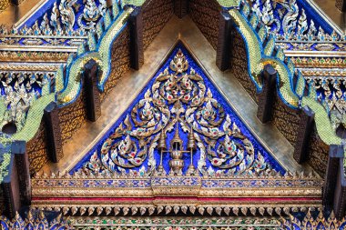 Bangkok, Tayland 'daki Wat Ratchapradit Sathitmahasimaram Manastırı' nda renkli dekorasyonların kapatılması. 