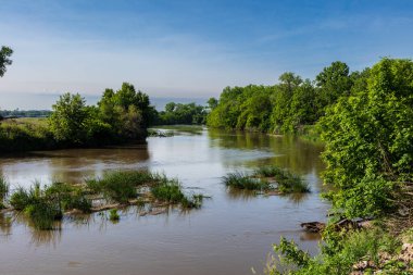 Cloud County, Kansas 'taki Republican River, Concordia' nın kuzeyinde. Mavi gökyüzü ve uzak bulutlar.  
