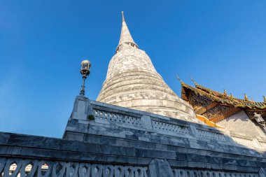 Mermer bina, Wat Ratchapradit Sathitmahasimaram Bangkok 'taki manastır. Dönüşümlü mermer sütunlar ve altın süslemeli pencereler