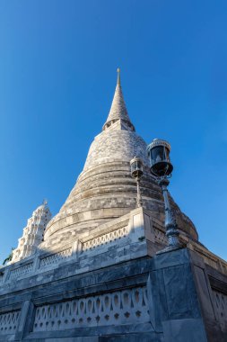 Mermer bina, Wat Ratchapradit Sathitmahasimaram Bangkok 'taki manastır. Dönüşümlü mermer sütunlar ve altın süslemeli pencereler