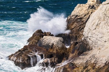 California, Monterey 'deki Point Lobos State Doğal Rezervi' nde dalgalar uçuruma çarpıyor.. 