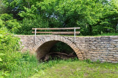 1899 'da inşa edilmiş tarihi kireçtaşı köprüsü. Ames, Cloud County, Kansas 'ta..