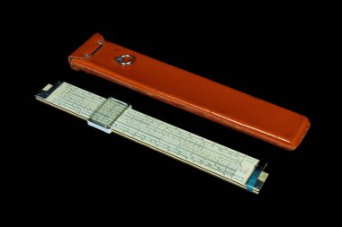 Sarı mühendisin sürgülü kuralı, 1950 'lerden kalma. Sarı plastik, kahverengi deri çantalı olan. Siyah arkaplan. 