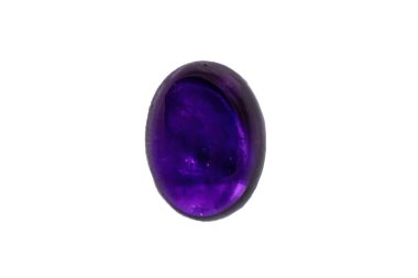 Uruguay 'dan Amethyst oval cabochon, derin, zengin mor renk. 14x11mm, 7.6 karat. Beyaz arkaplan. 