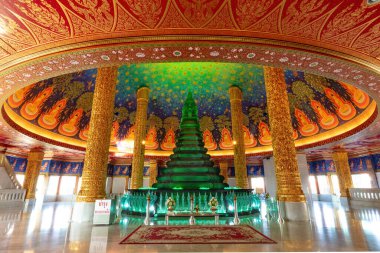 Zümrüt yeşili, Tayland, Bangkok 'taki Wat Paknam Phasi Charoen' de süslü altın sütunlarla çevrili. Güzel dekore edilmiş tavan. 