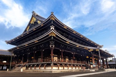 Kyoto, Japonya 'daki Higashi Hongan-Ji tapınağının ana salonu. Kyoto 'daki en büyük ahşap bina ve dünyanın en büyük binalarından biridir.. 