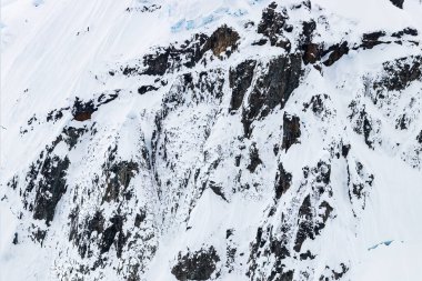 Antarktika Yarımadası 'nın kıyılarında karla kaplı uçurum yüzeyi.
