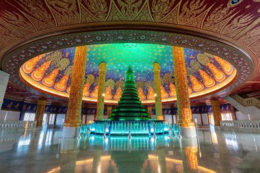 Zümrüt yeşili, Tayland, Bangkok 'taki Wat Paknam Phasi Charoen' de süslü altın sütunlarla çevrili. Güzel dekore edilmiş tavan. 