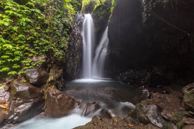 Git Git ikiz şelalesi, Kuzey Bali 'de. Her şelale farklı bir nehirden beslenir.. 