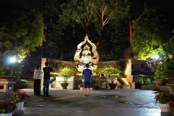 Ho Chi Minh Şehri, Viet Nam - 4 Ekim 2025 - Gece Keşiş Thich Quang Duc Anıtı Fotoğrafı (Dai tuong niem Thich Quang Duc )