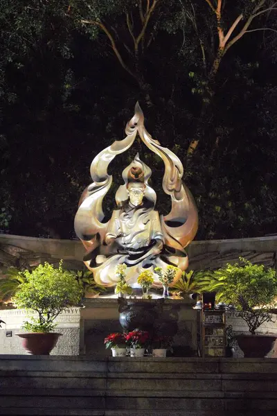 Ho Chi Minh Şehri, Viet Nam - 4 Ekim 2025 - Gece Keşiş Thich Quang Duc Anıtı Fotoğrafı (Dai tuong niem Thich Quang Duc )