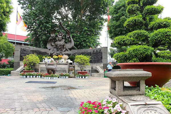 Ho Chi Minh Şehri, Viet Nam - 30 Ağustos 2025 - Keşiş Thich Quang Duc Anıtı (Dai tuong niem Thich Quang Duc )