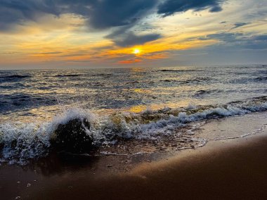 Riga yakınlarındaki küçük Saulkrasti kasabasında güzel bir gün batımı. Letonya
