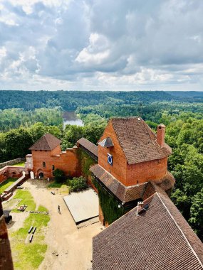 Turaida kalesi ve Gauja Nehri 'nin Gauja Ulusal Parkı, Letonya' daki güzel manzarası.