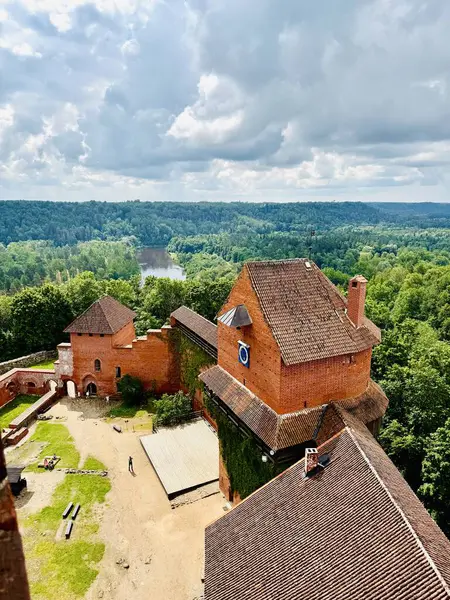 Turaida kalesi ve Gauja Nehri 'nin Gauja Ulusal Parkı, Letonya' daki güzel manzarası.