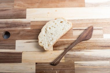 Tahtada bir dilim ekmek