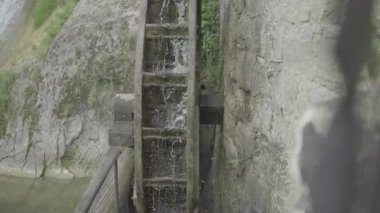 Dönen Değirmen Bıçakları Spreyli Su. Su püskürtürken geleneksel bir değirmenin pervanelerini yakın çekim. Bıçakların hareketi su damlacıklarıyla birleşince dinamik, enerjik bir sahne yaratıyor ve zanaat endüstrisinin temalarını çağrıştırıyor.