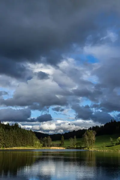Goldener See Und Grüner Wald Mit Wolken Hintergrund Kezmarok Slowakei — Stockfoto