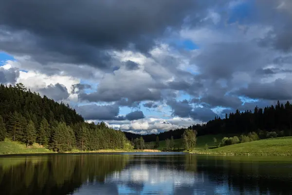 Goldener See Und Grüner Wald Mit Wolken Hintergrund Kezmarok Slowakei — Stockfoto
