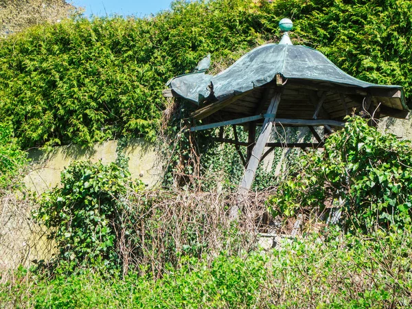 Blick Auf Einen Verwitterten Kupferüberdachten Pavillon Mit Wildpflanzen Einem Überwucherten — Stockfoto