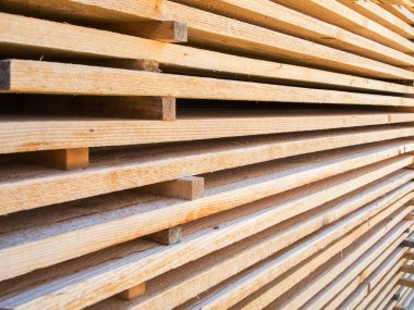 Üst üste dizilmiş yeni yazı tahtalarının biçim doldurma perspektifi görünümü.