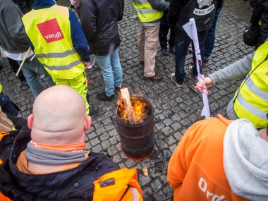 Berlin, Almanya - 06 Mart 2023: Berliner şehir temizlik şirketinin kapılarında turuncu duman ve sendika Verdi bayrakları sallayarak uyarı grevi.