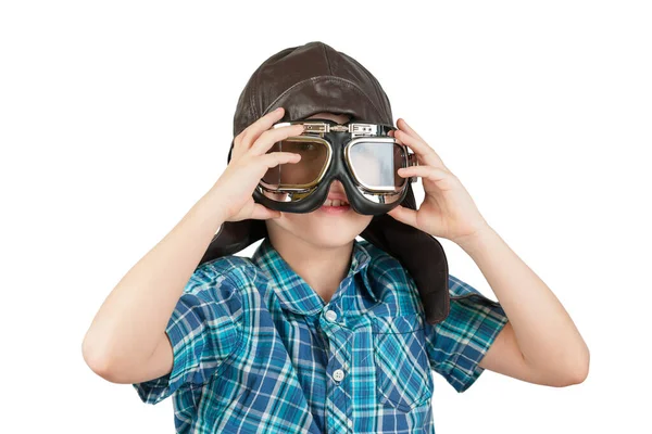코카서스 소년의 머리와 모자와 빈티지 오토바이 고글을 카메라 앞에서 배경에 — 스톡 사진