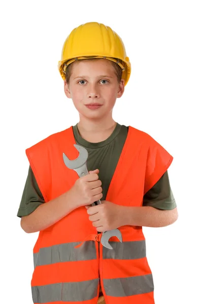 一名身穿橙色安全背心的10岁男孩的正面上半身照片 他的前面有一个用白色隔板隔开的大开口扳手 — 图库照片