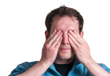 Kafkasyalı bir gencin portresi. Beyaz tenli, iki elini de gözünün üstünde tutuyordu..