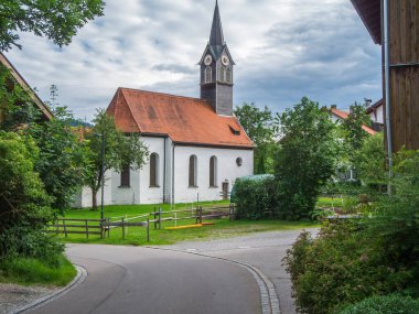 Bavyera 'daki vadi yakınlarındaki Faistenoy vadisinde Padua ve Wendelin' li Aziz Anthony 'nin küçük kilisesinin manzarası..