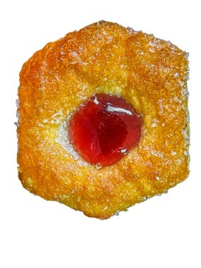 Ortasında bir parça reçel olan dikdörtgen bir kurabiyenin beyaza izole edilmiş ayrıntılı görüntüsü.