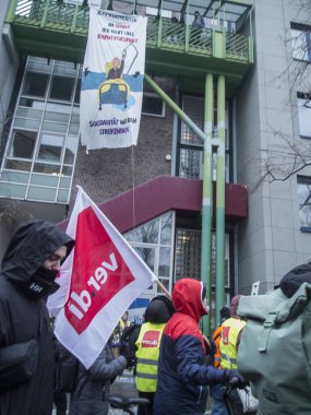 Berlin, Almanya - 13 Şubat 2025: Ver.DI sendikası ve kamu çalışanları Berlin Maliye Bakanlığı önünde bir binanın ön cephesinde dayanışma içinde olarak grev yaptı.