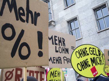 Berlin, Almanya - 13 Şubat 2025: Ver.DI sendikası ve kamu çalışanları Berlin Maliye Bakanlığı önünde çeşitli kişisel afişlerle uyarı grevi.