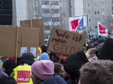 Berlin, Almanya - 13 Şubat 2025: Ver.DI sendikası ve kamu sektörü çalışanlarının Berlin Maliye Bakanlığı önündeki uyarı grevi.