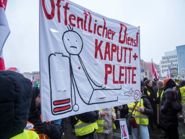 Berlin, Almanya - 13 Şubat 2025: Berlin 'deki durumla ilgili olarak Maliye Bakanlığı önünde VER.DI sendikası ve kamu çalışanları tarafından yapılan uyarı grevi.